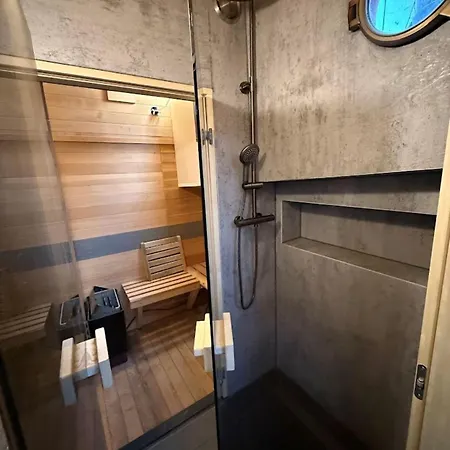 فندق مبيت وإفطار Houseboat Avontuur 4*