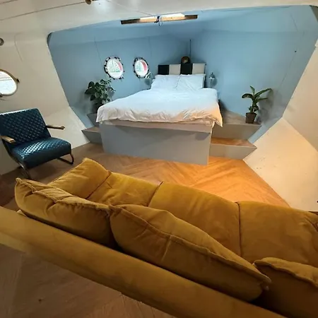 Alojamento de Acomodação e Pequeno-almoço Houseboat Avontuur Amesterdão