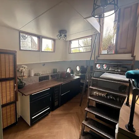 Bed & Breakfast Houseboat Avontuur