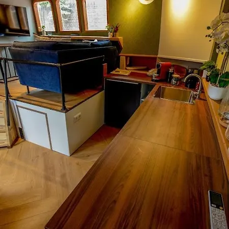 Houseboat Avontuur Bed & Breakfast 4*