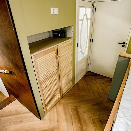 Houseboat Avontuur Bed & Breakfast